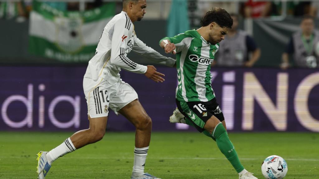 Ez Abde desborda Trent Alexander-Arnold en el Betis-Real Madrid