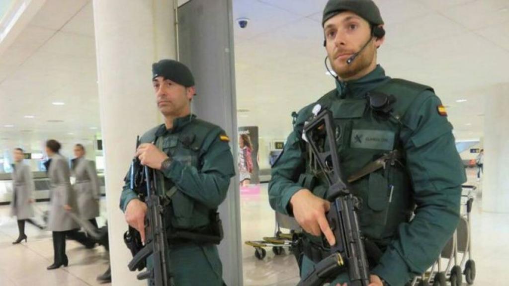 Agentes de la Guardia Civil en el aeropuerto de Barcelona-El Prat