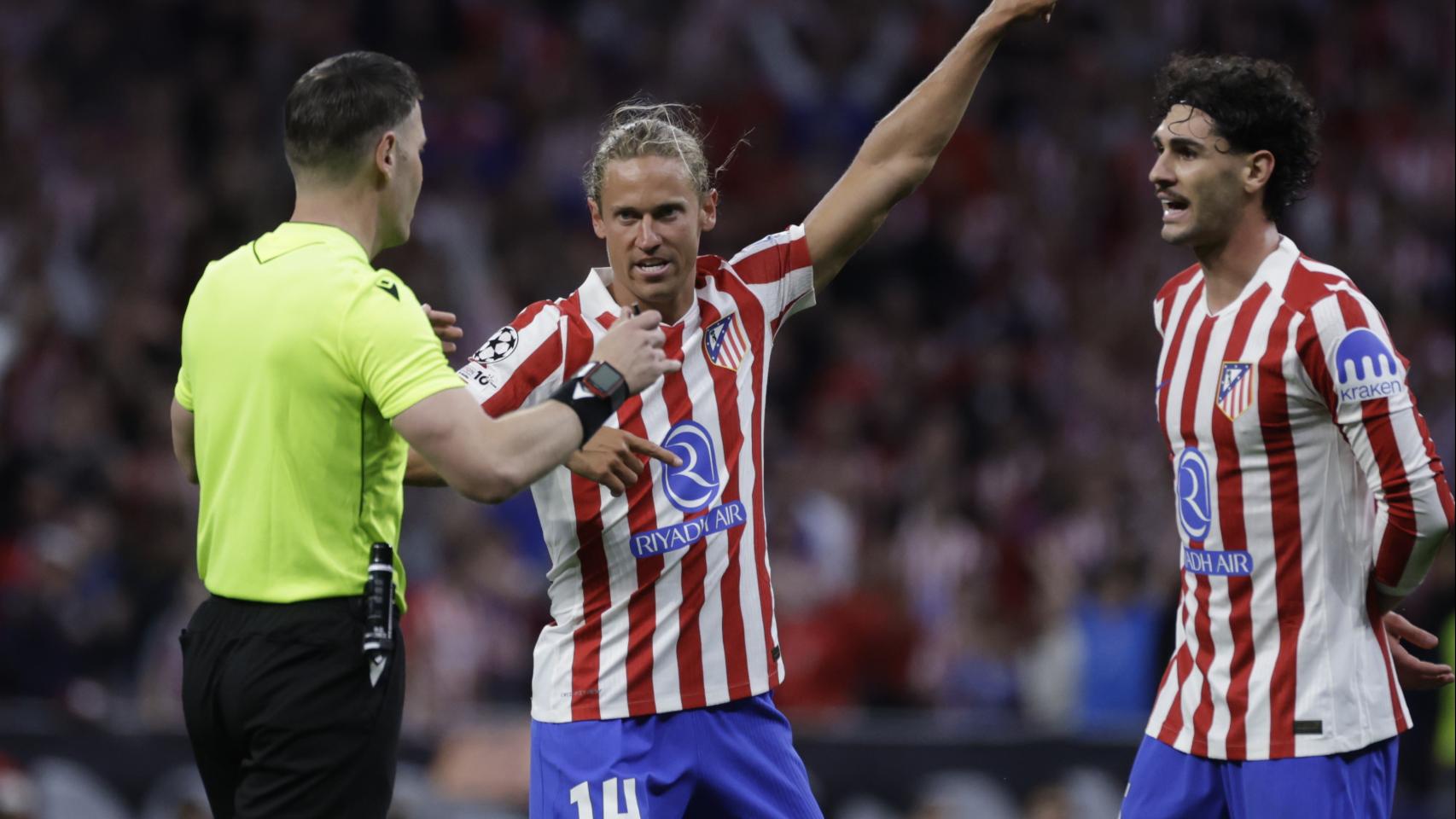 Marcos Llorente se queja al árbitro en el Atlético Madrid-Arsenal de la Champions