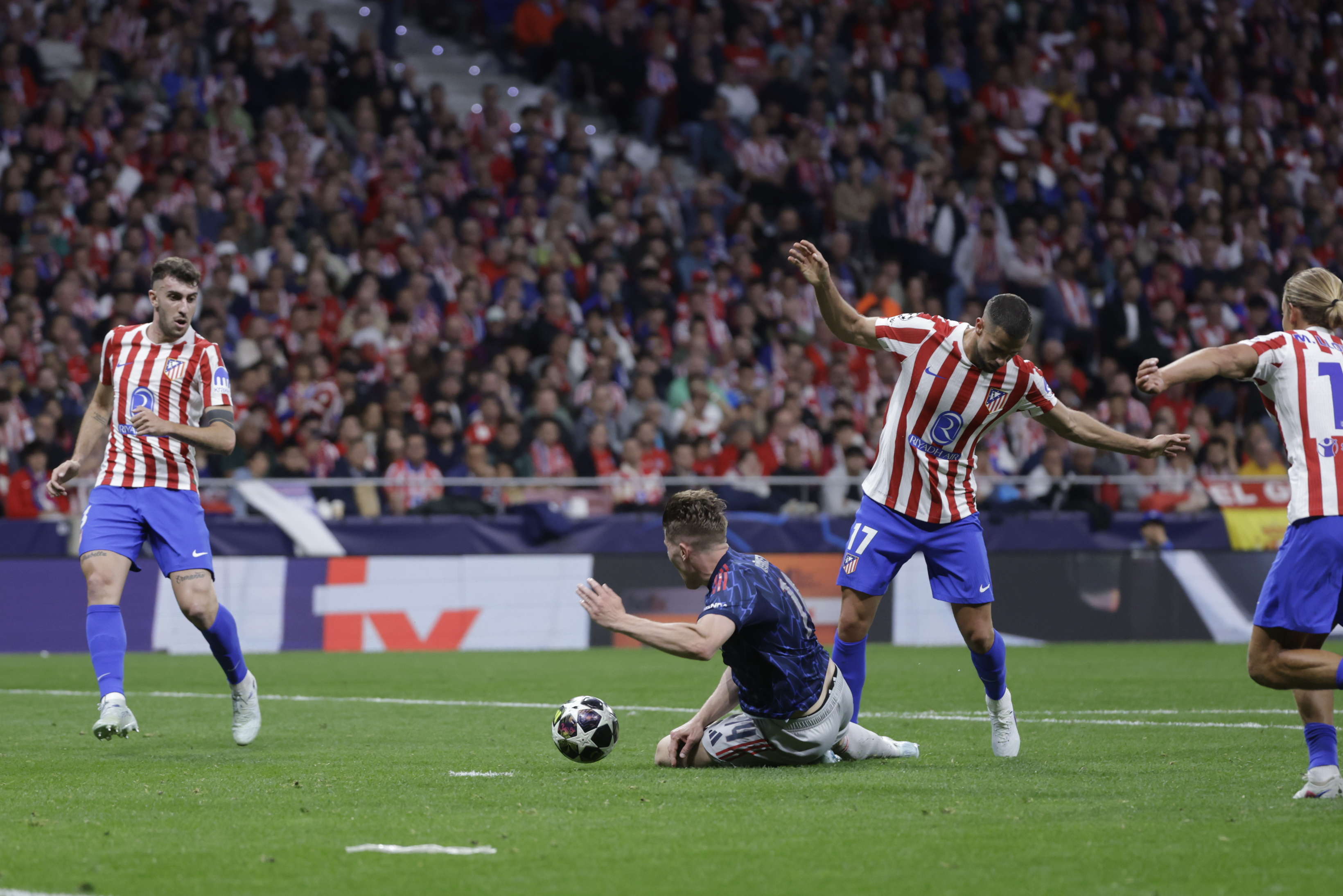 L'empenyiment de Hancko a Gyokeres a l'Atlètic de Madrid-Arsenal de la Champions League