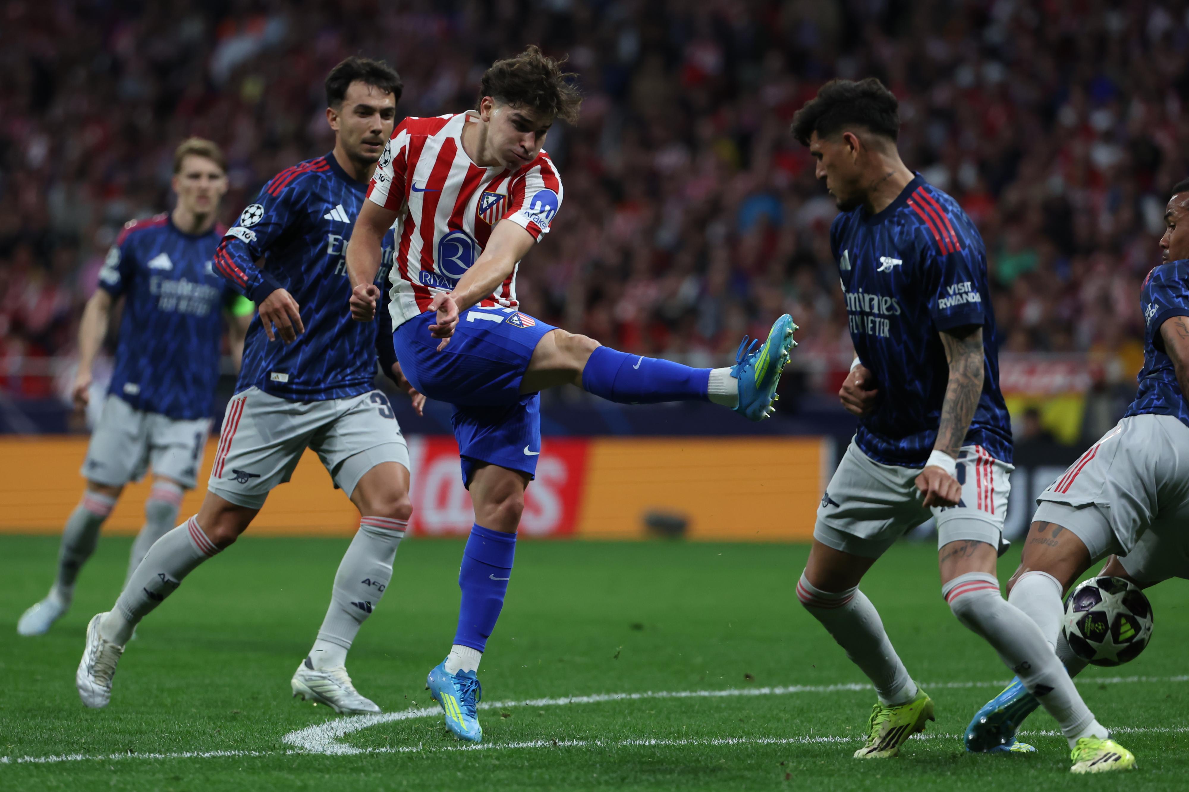 Julián Álvarez remata una pilota a l'Atlètic de Madrid-Arsenal de la Champions League