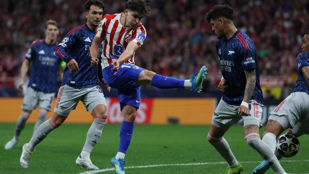 Julián Álvarez remata una pilota a l'Atlètic de Madrid-Arsenal de la Champions League