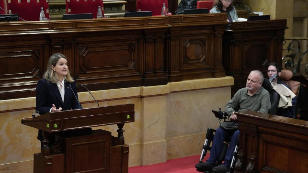 La 'consellera' de Derechos Sociales e Inclusión, Mònica Martínez Bravo, en el Parlament, junto a representantes de fundaciones dedicadas a la ELA