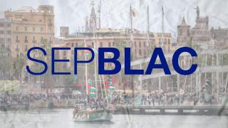 Un montaje con una imagen de la Global Sumud Flotilla en el Puerto de Barcelona de fondo y el logo de Sepblac