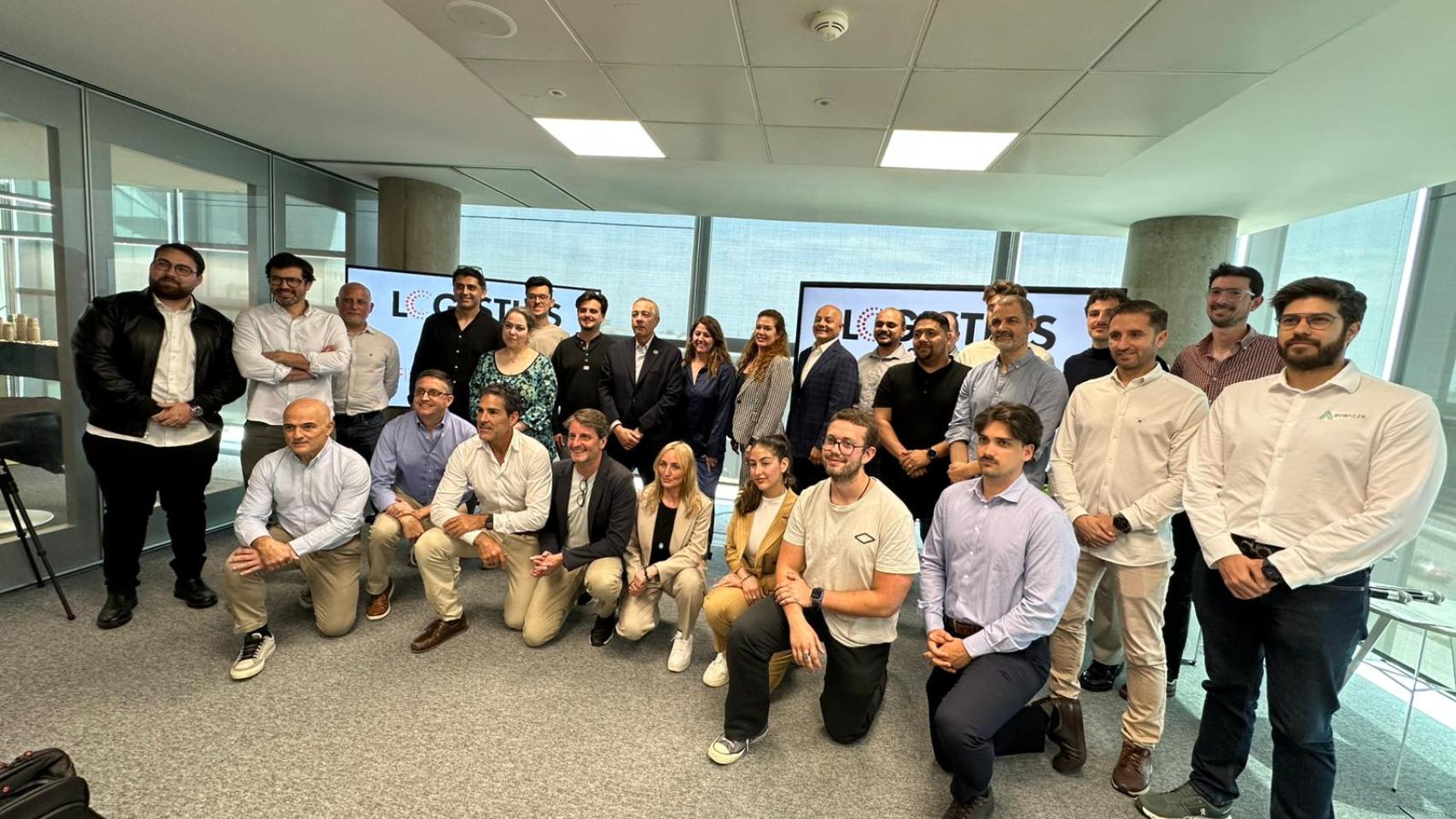 Foto de familia de las 19 startups presentadas en el Consorci de la Zona Franca de Barcelona