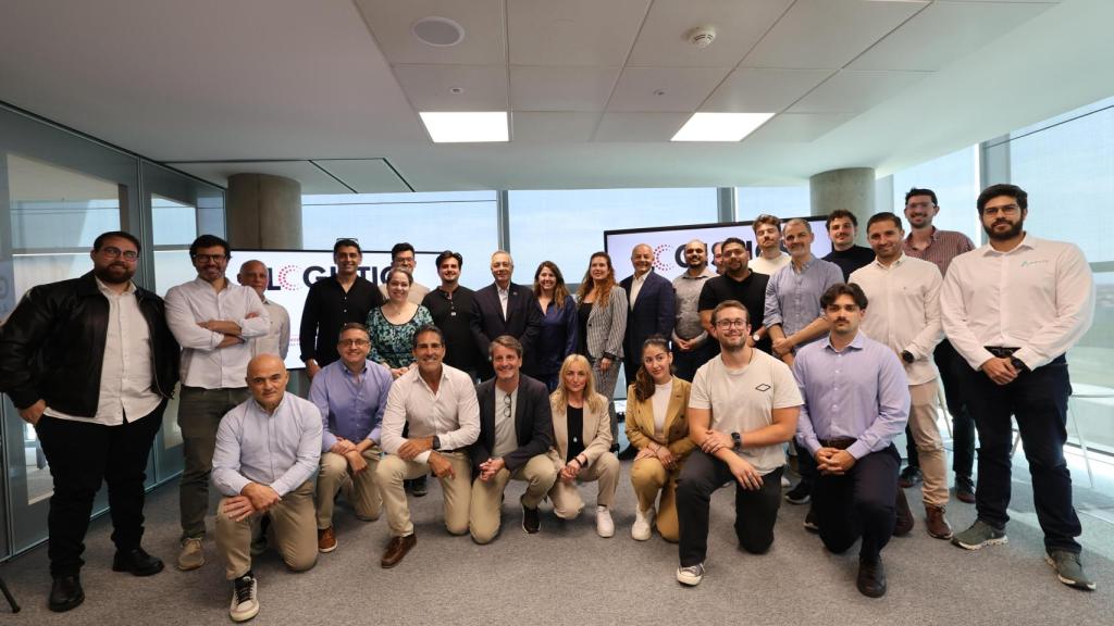 Foto de familia de las 19 startups presentadas en el Consorci de la Zona Franca de Barcelona