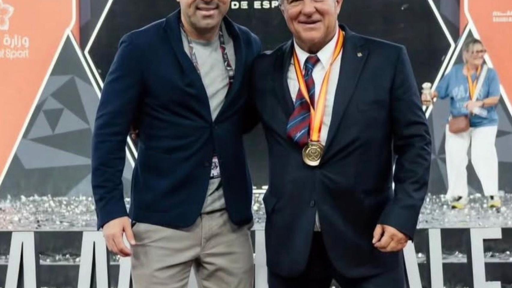 Deco y Joan Laporta celebran la conquista de la Supercopa de España