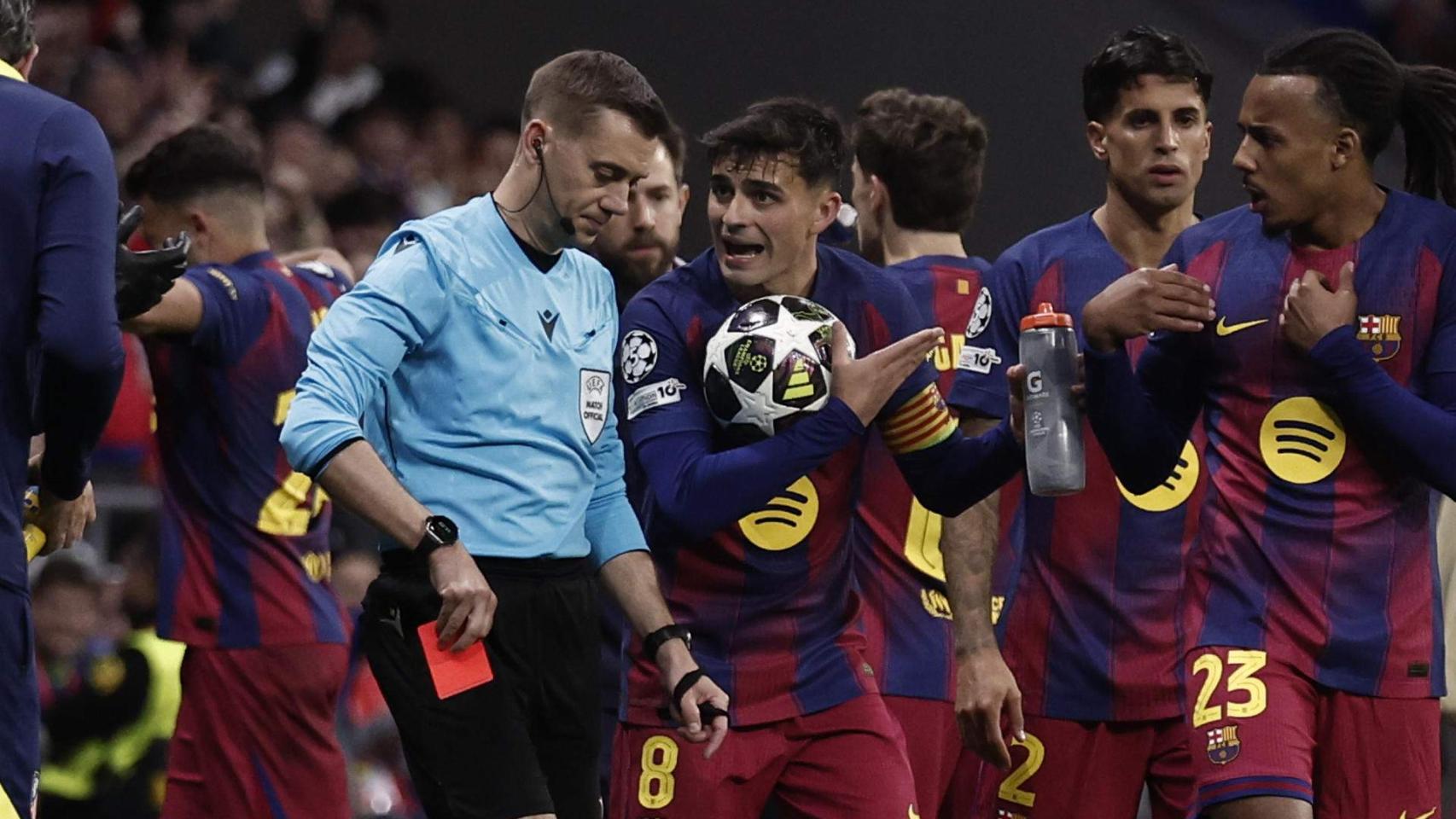 Gerard Martín reclama a Clément Turpin por la expulsión de Eric García en el Atlético-Barça