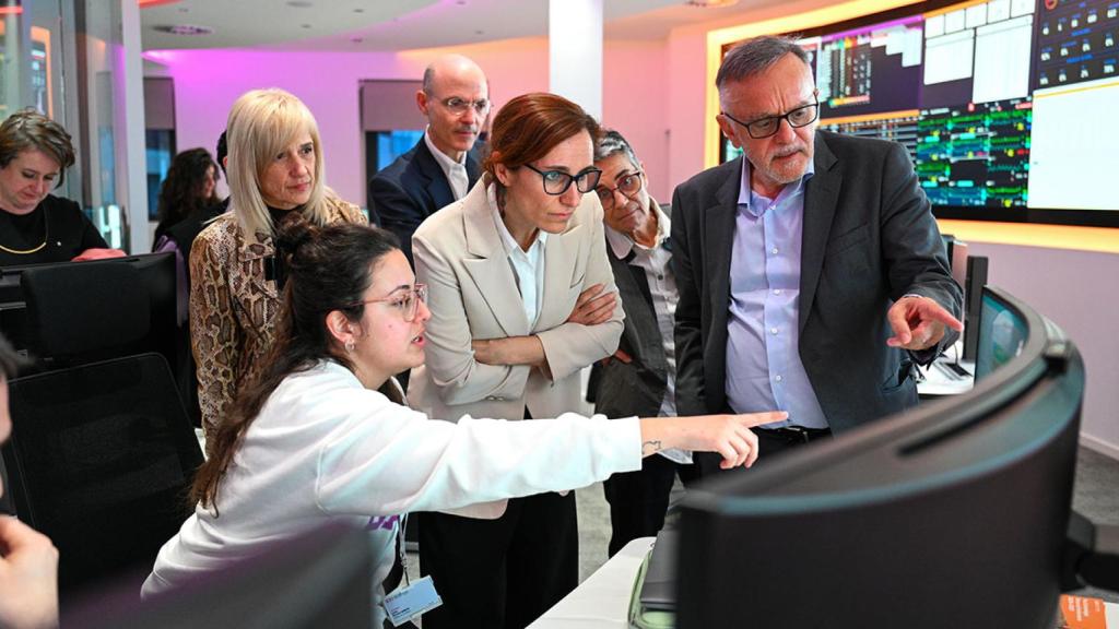 L'encara ministra de Sanitat, Mónica García, a Sant Joan de Déu el febrer de 2025