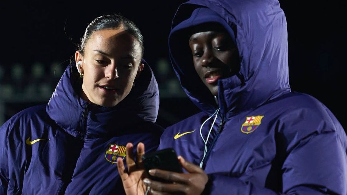 Clara Serrajordi y Aïcha Cámara antes de un partido del Barça Femenino
