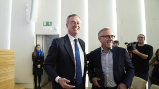 El hasta ahora CEO del Banco Sabadell, César Gónzalez-Bueno (i), y su futuro sustituto en el cargo, Marc Armengol (d), durante una rueda de prensa para presentar los resultados de la entidad, en la sede del Banco Sabadell, a 6 de febrero de 2026, en Sant Cugat del Vallès,