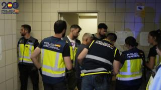 Vario policías acompañan a uno de los extranjeros expulsados