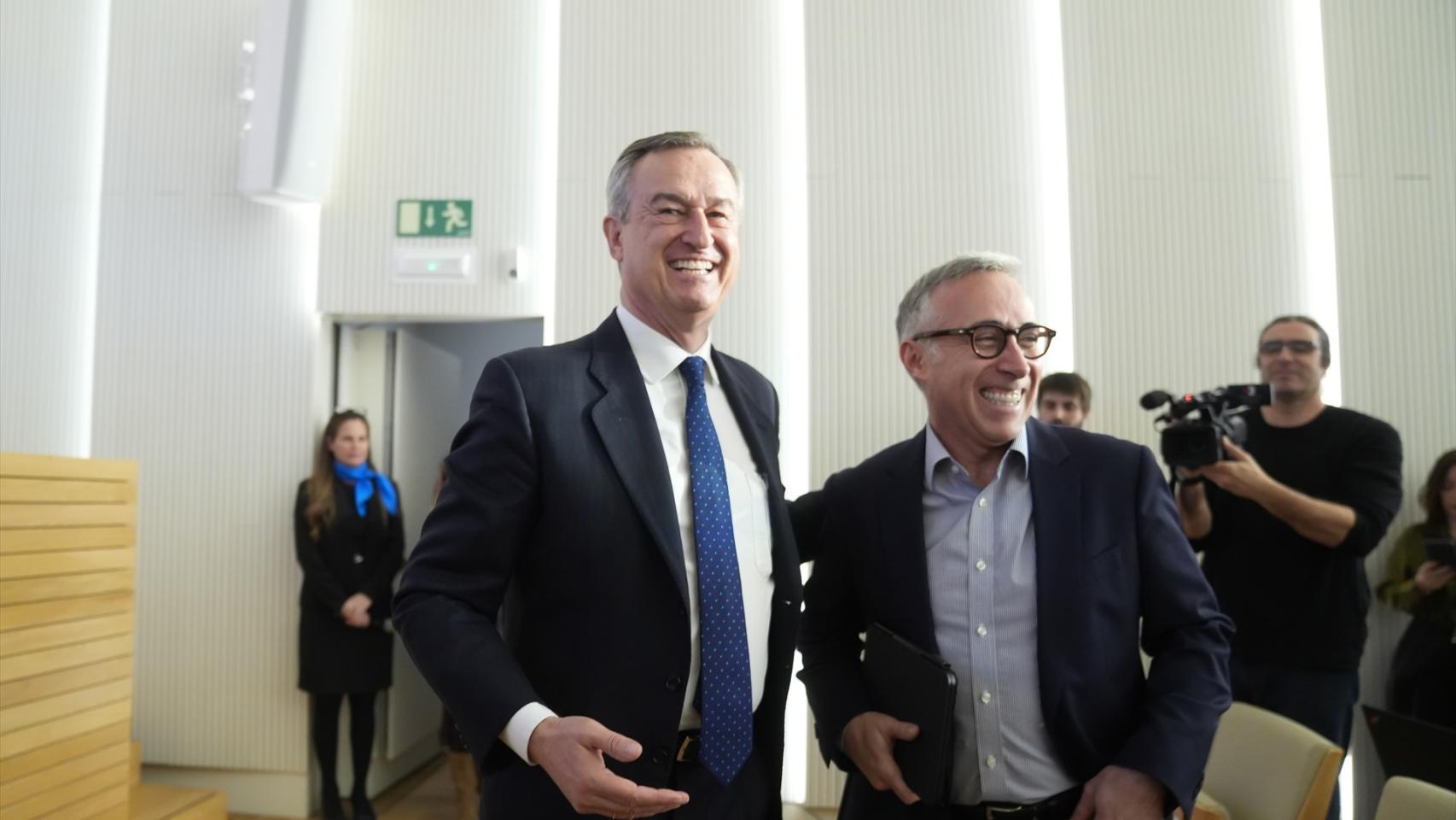 El hasta ahora CEO del Banco Sabadell, César Gónzalez-Bueno (i), y su futuro sustituto en el cargo, Marc Armengol (d), durante una rueda de prensa para presentar los resultados de la entidad, en la sede del Banco Sabadell, a 6 de febrero de 2026, en Sant Cugat del Vallès,