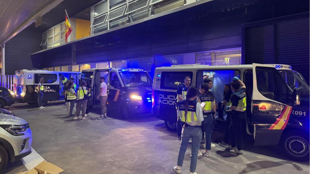 Agents i vehicles del CNP, durant el dispositiu d'expulsió de 21 multireincidents