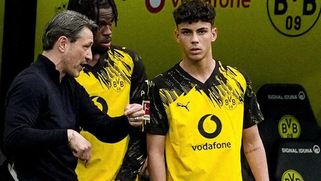 Samuele Inácio rep instruccions de Niko Kovac en un partit de la Bundesliga