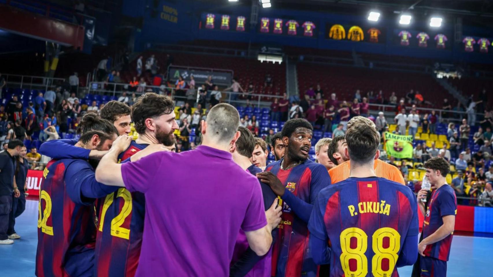 Los jugadores del Barça de balonmano celebran una victoria contra el Huesca