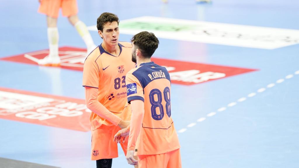 Ian Barrufet i Petar Cikusa es feliciten al Nantes-Barça d'handbol