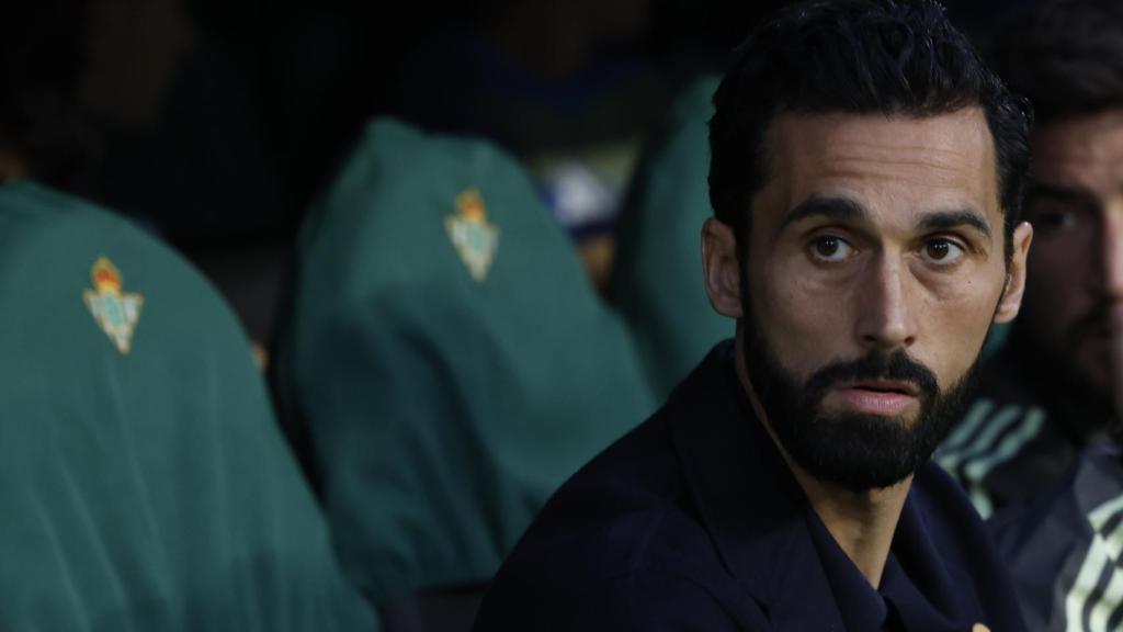 Álvaro Arbeloa, en el banquillo durante el Betis-Real Madrid