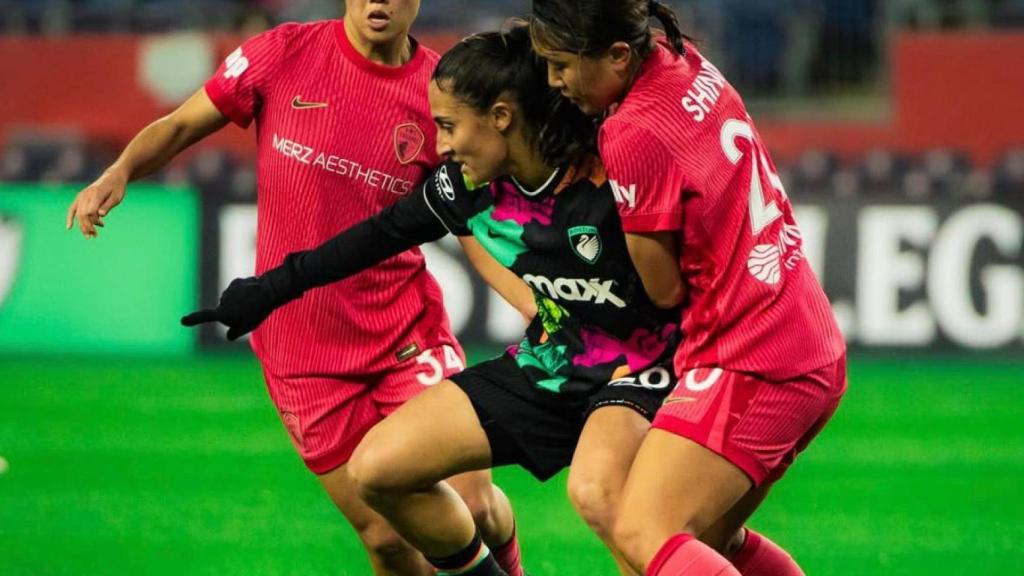 Alba Caño regateja a dues defensores en el seu últim partit amb el Boston Legacy