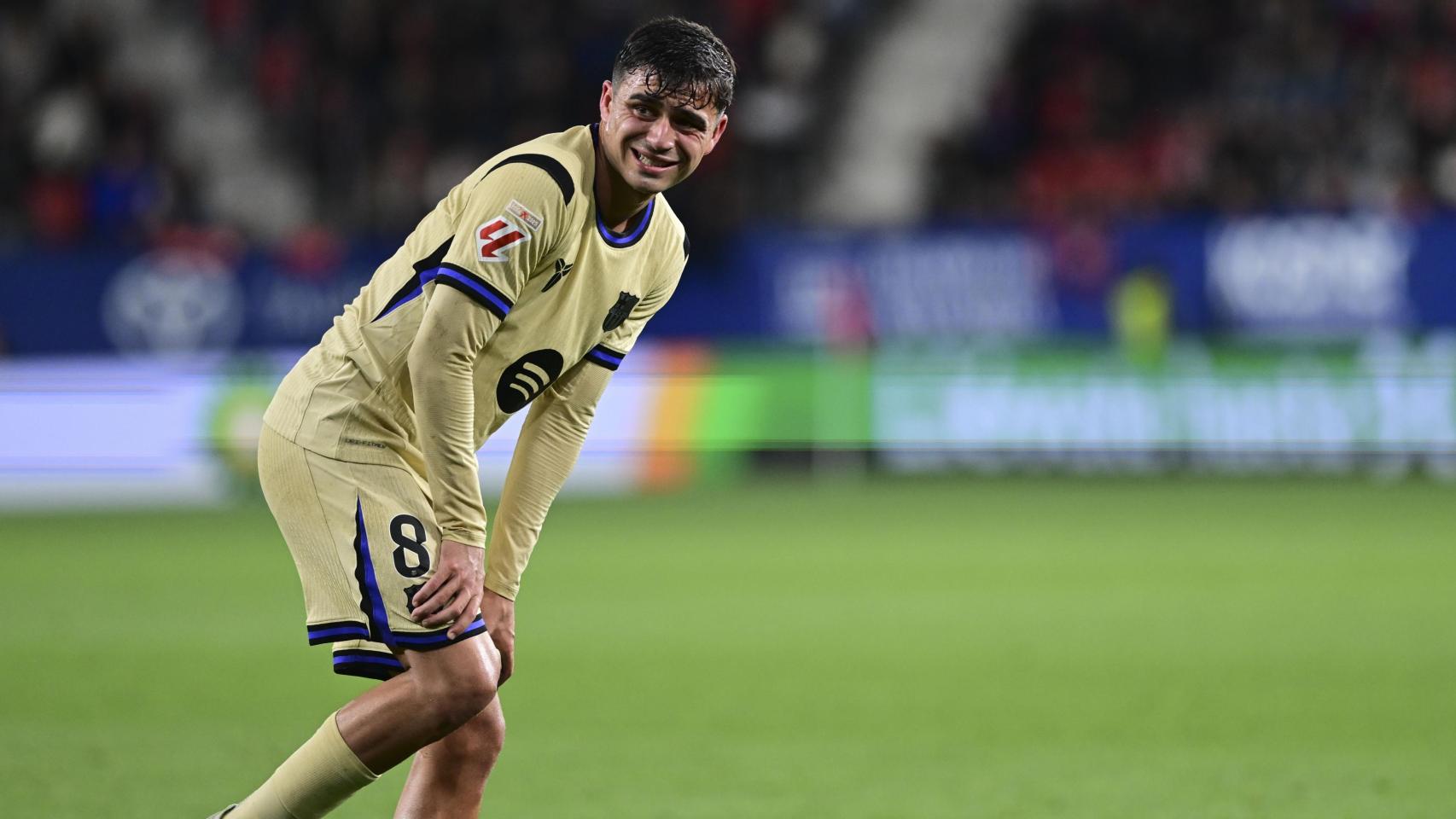 Pedri se duele por una dura entrada de Jon Moncayola en el Osasuna-Barça