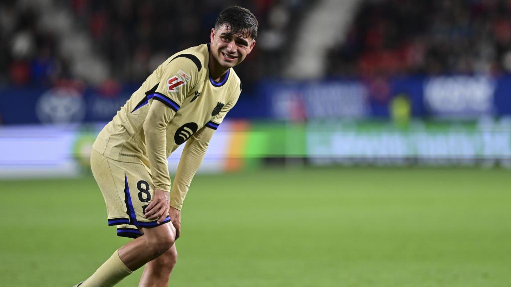 Pedri se duele por una dura entrada de Jon Moncayola en el Osasuna-Barça