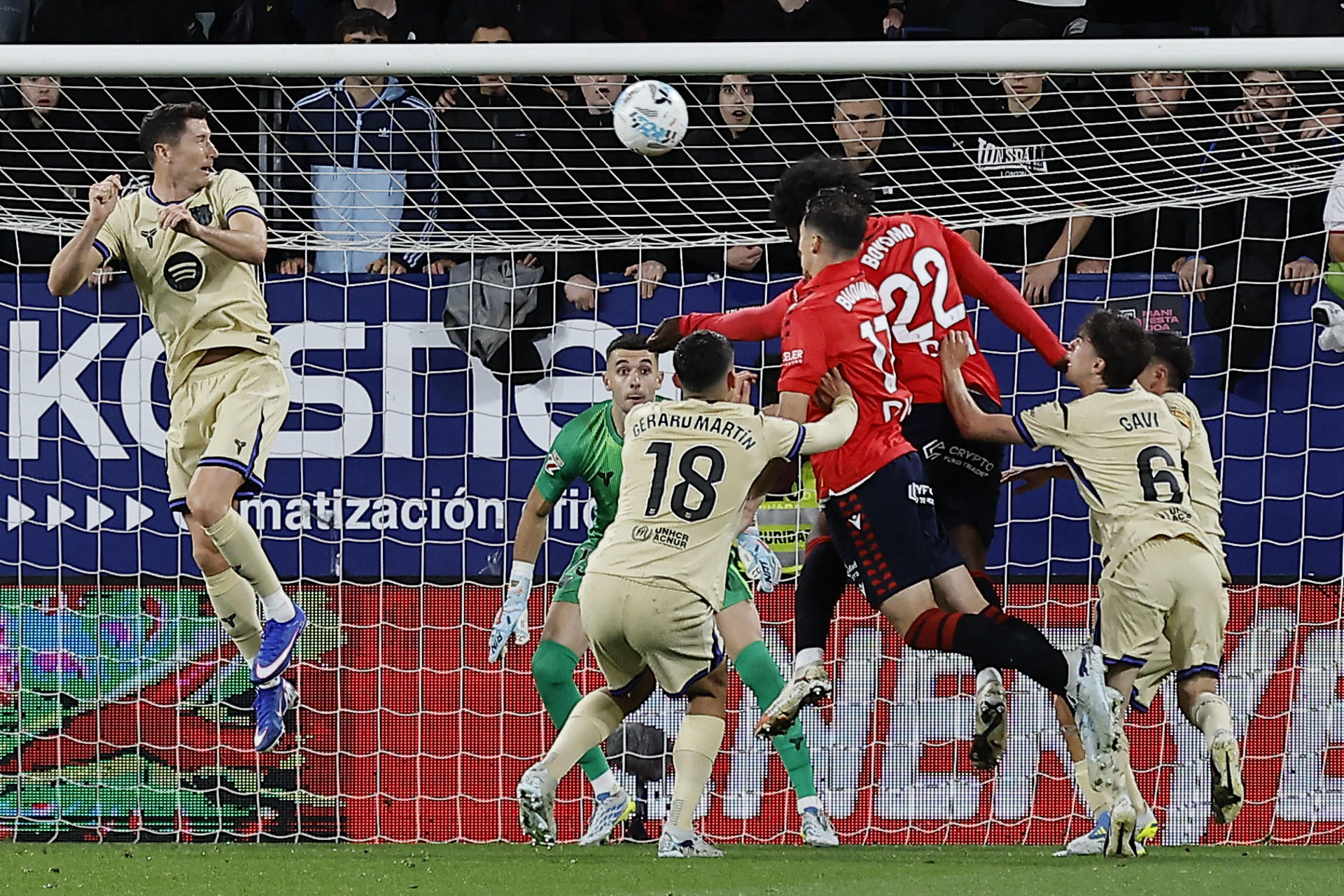 Budimir, de Osasuna, intenta rematar de cabeza.jpg