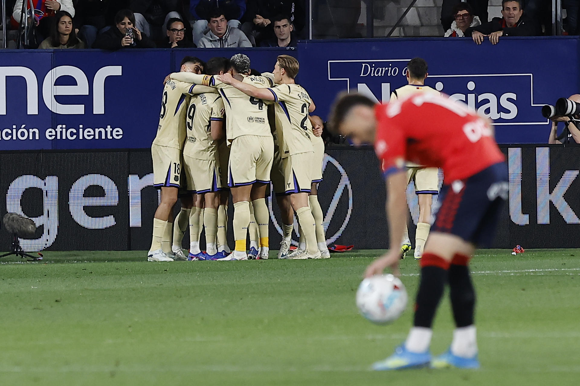 Los jugadores del Barça celebran el gol de Lewandowski