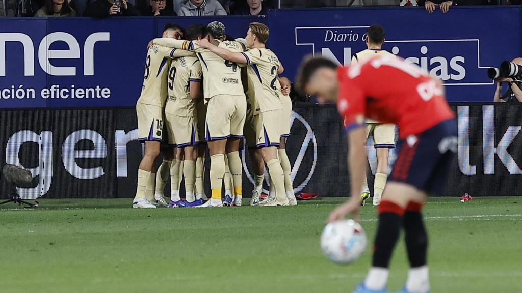 Los jugadores del Barça celebran el gol de Lewandowski