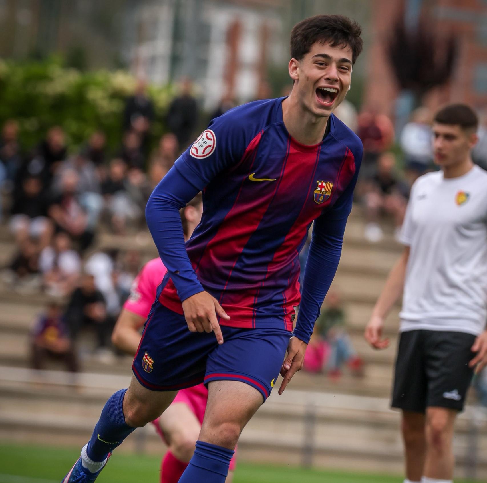 Òscar Gistau celebra su hat-trick con el Juvenil A del Barça contra el Montecarlo