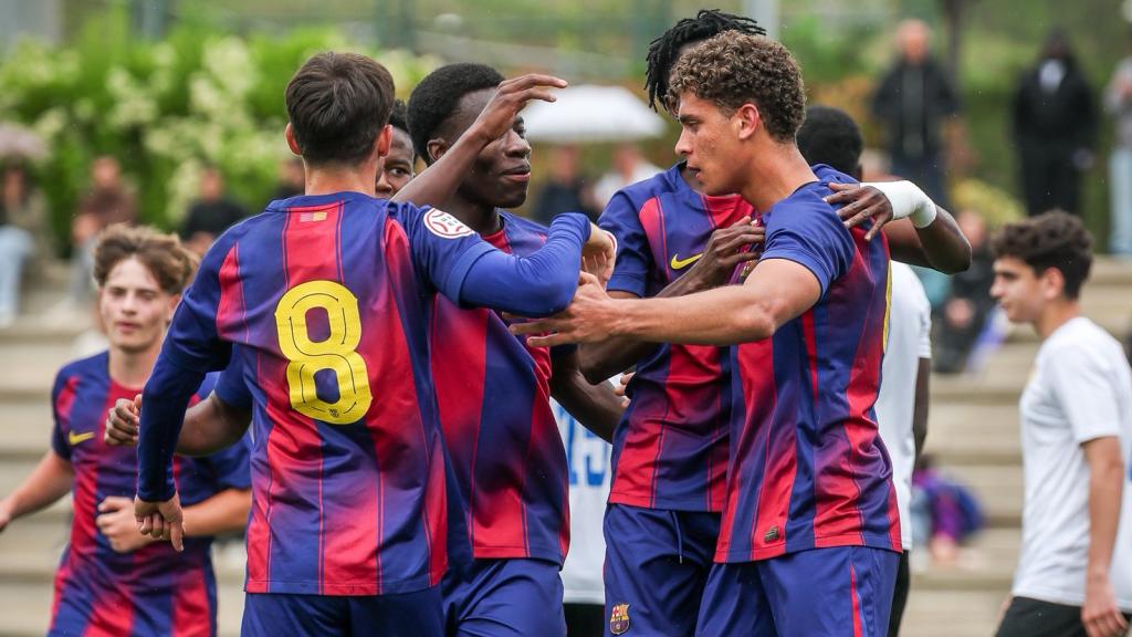 Los jugadores del Juvenil A del Barça felicitan a Hamza Abdelkarim, autor de un 'hat-trick' contra el Montecarlo