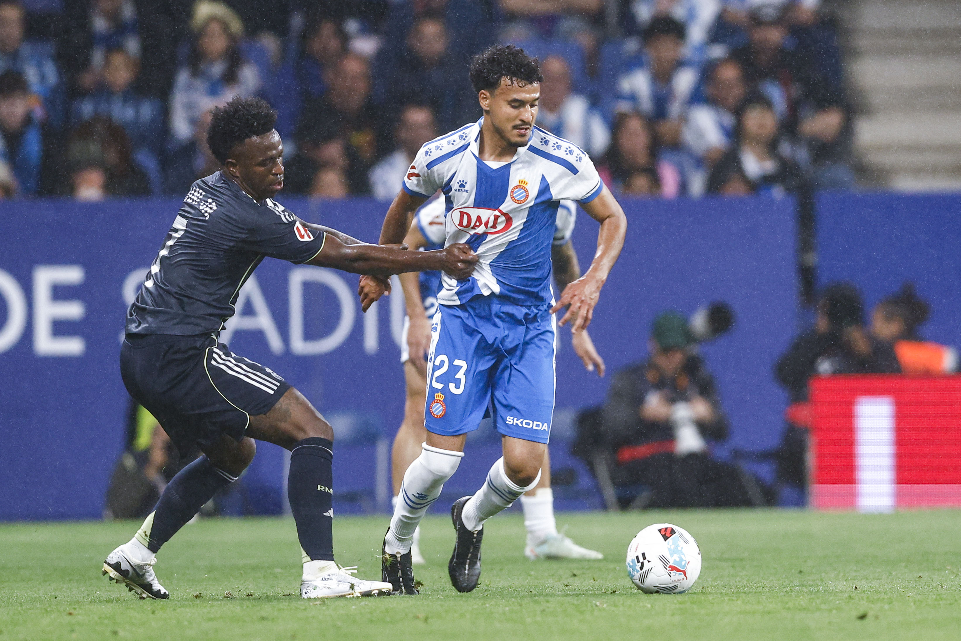 Vinicius Jr coge de la camiseta a Omar El Hilali en el Espanyol-Real Madrid