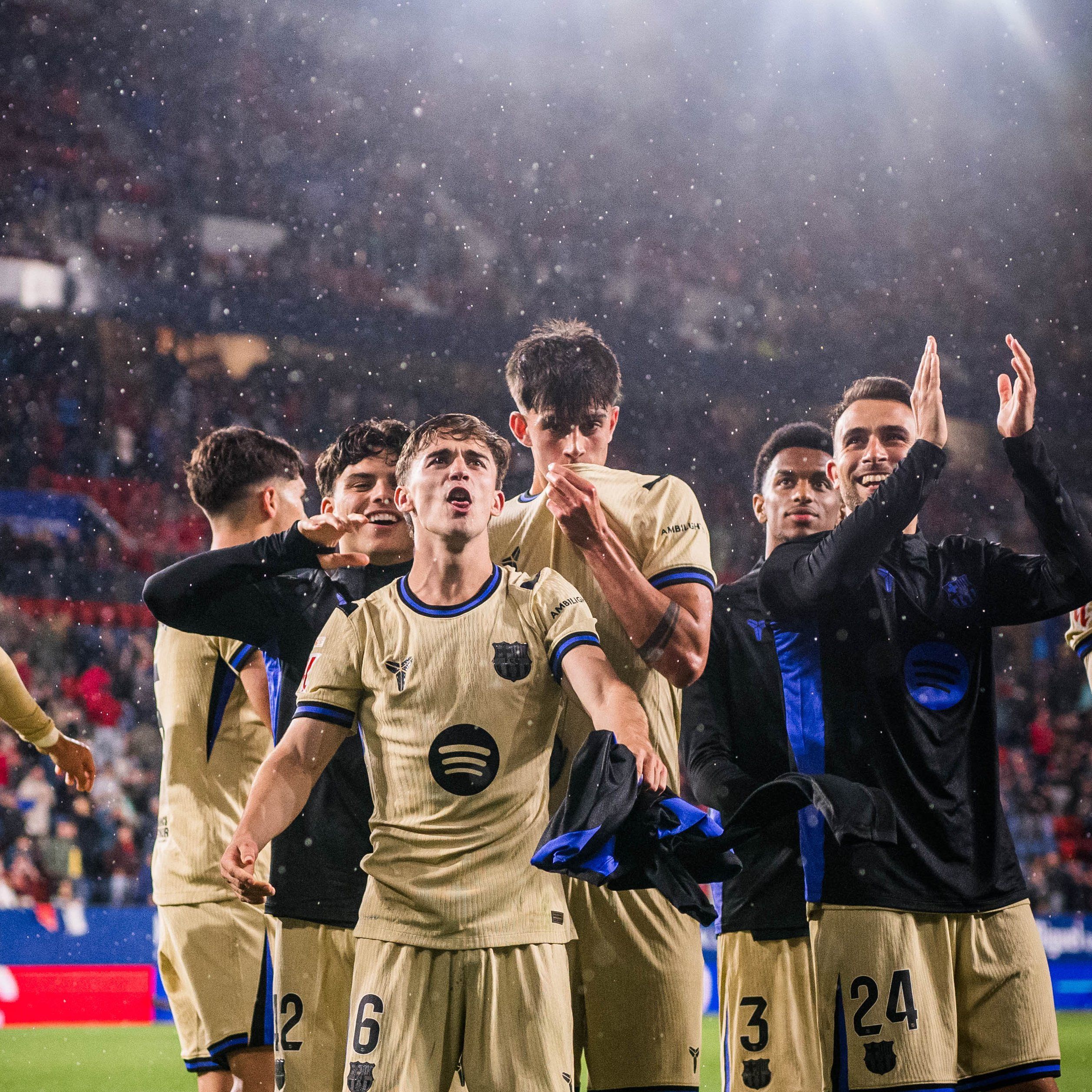 Gavi, Marc Bernal i Eric García celebren amb l'afició del Barça la victòria sobre l'Osasuna