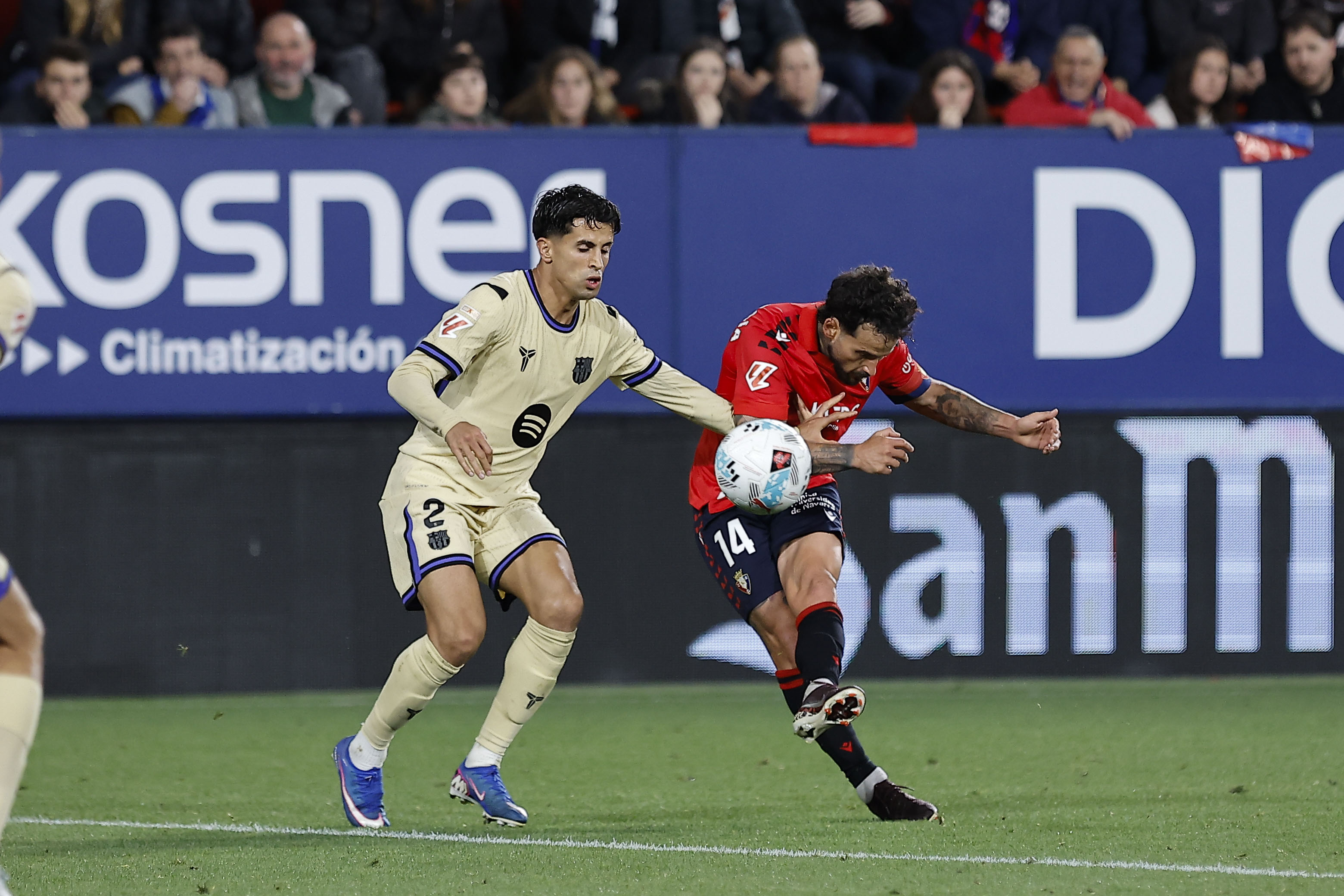 Joao Cancelo destorba Rubén García a l'Osasuna-Barça