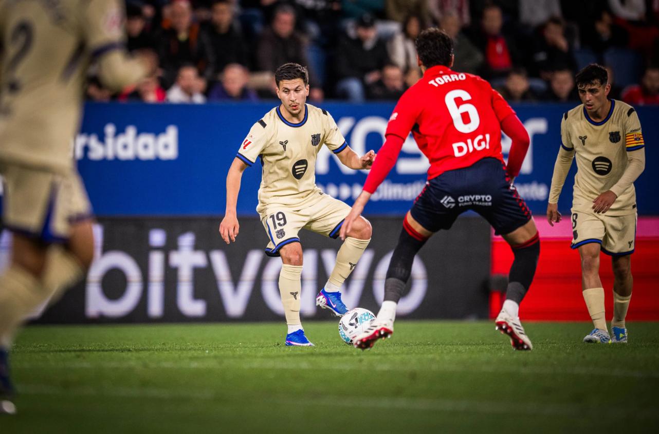 Roony Bardghji controla la pilota durant l'Osasuna-Barça