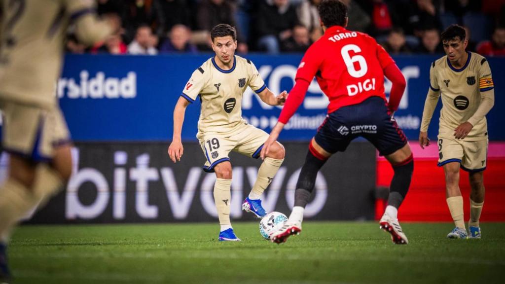 Roony Bardghji controla la pilota durant l'Osasuna-Barça
