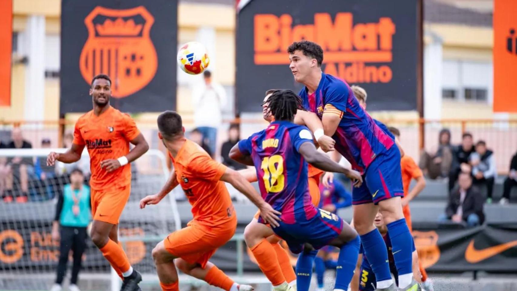 Álvaro Cortés lucha por un balón aéreo en el Torrent-Barça B