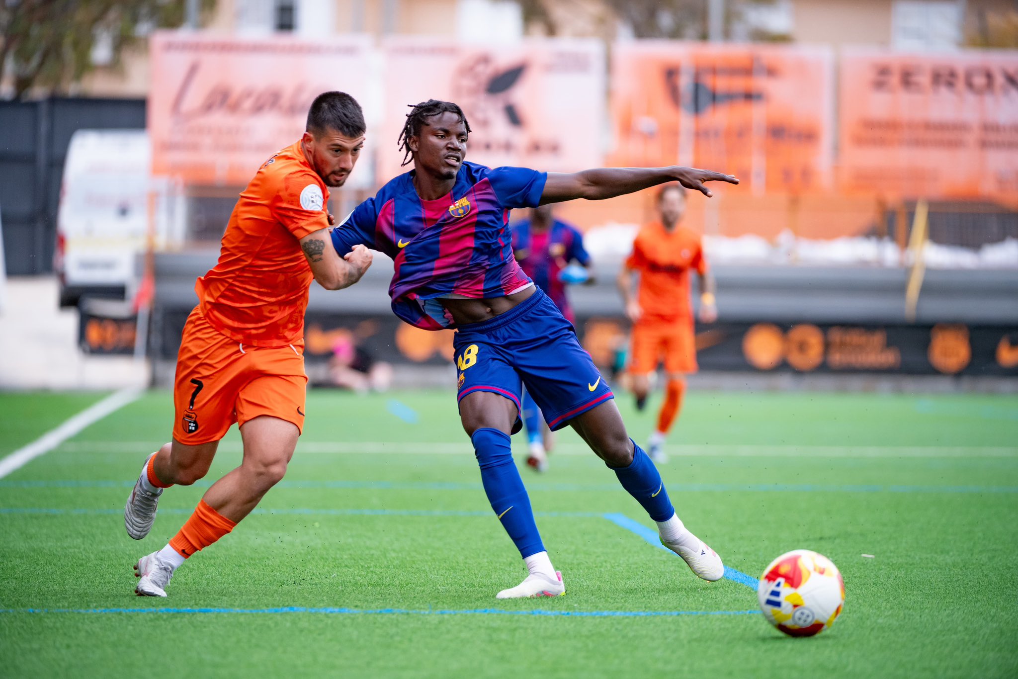 David Oduro lluita per la pilota al Torrent-Barça B