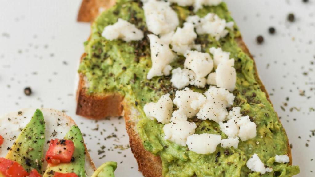 Tostada de aguacate y queso