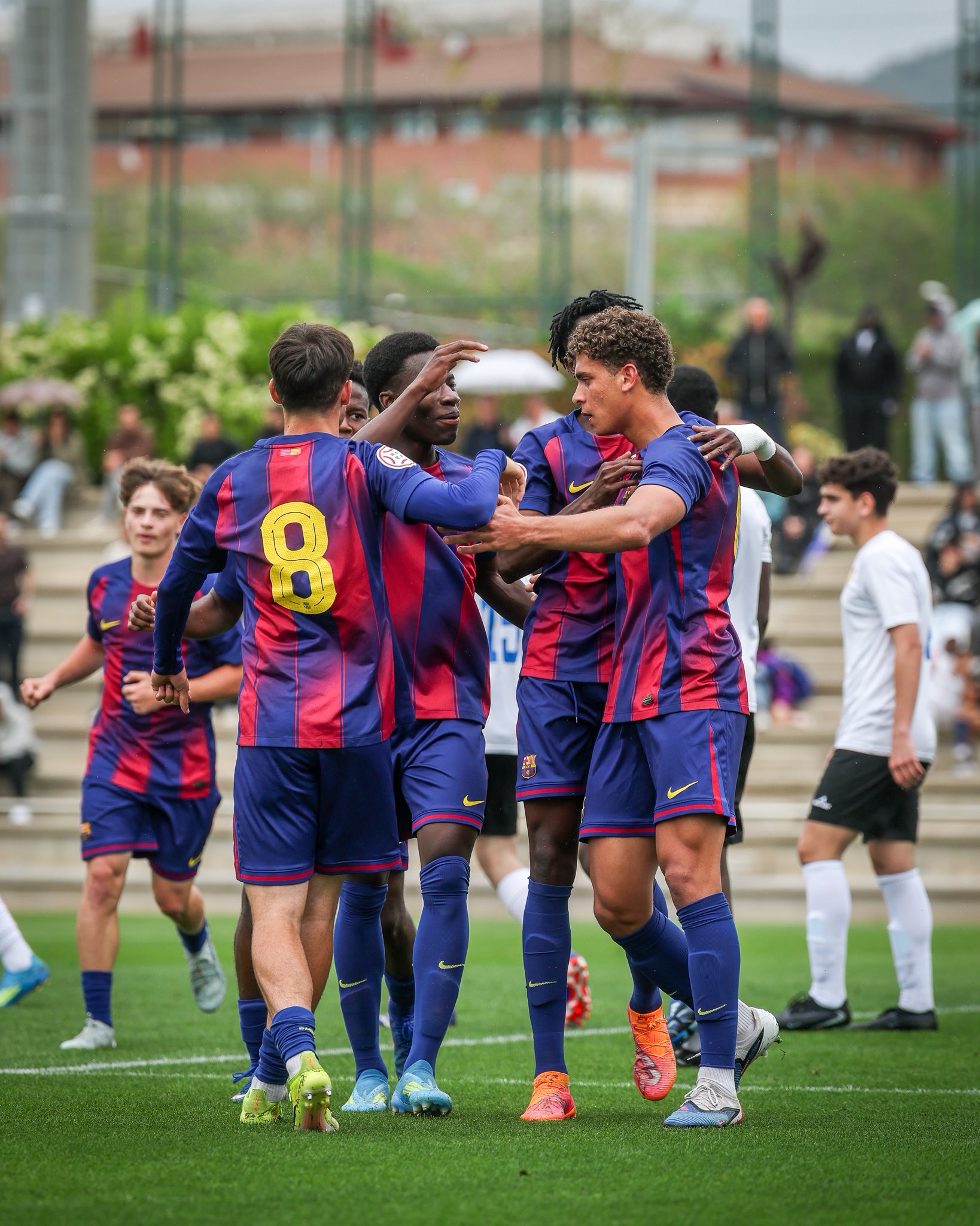Els jugadors del Juvenil A del Barça feliciten a Hamza Abdelkarim, autor d'un 'hat-trick' contra el Montecarlo