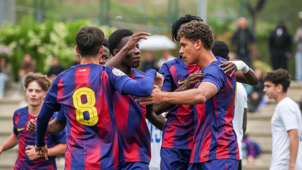 Els jugadors del Juvenil A del Barça feliciten Hamza Abdelkarim, autor d'un 'hat-trick' contra el Montecarlo