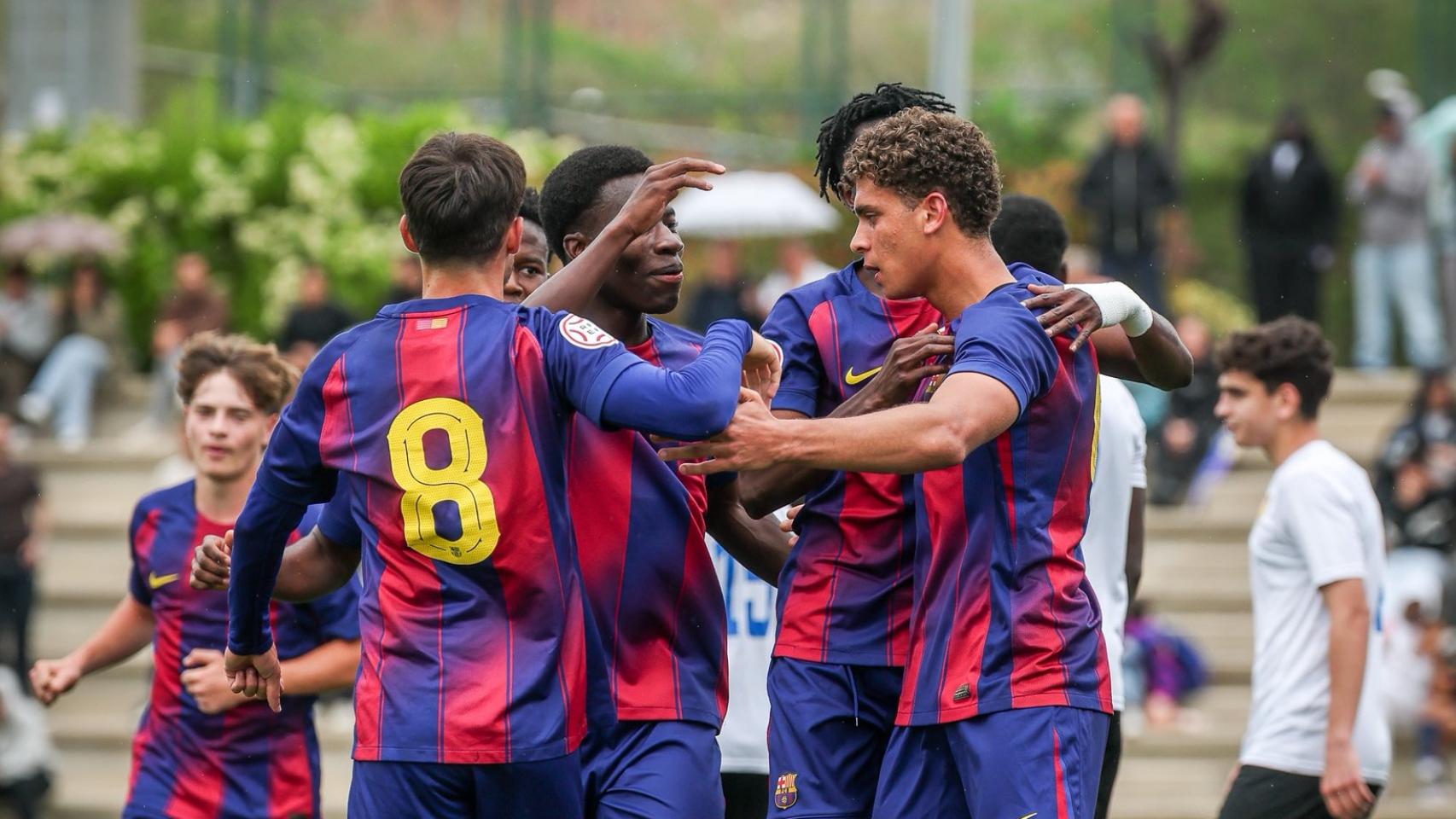 Los jugadores del Juvenil A del Barça felicitan a Hamza Abdelkarim, autor de un 'hat-trick' contra el Montecarlo
