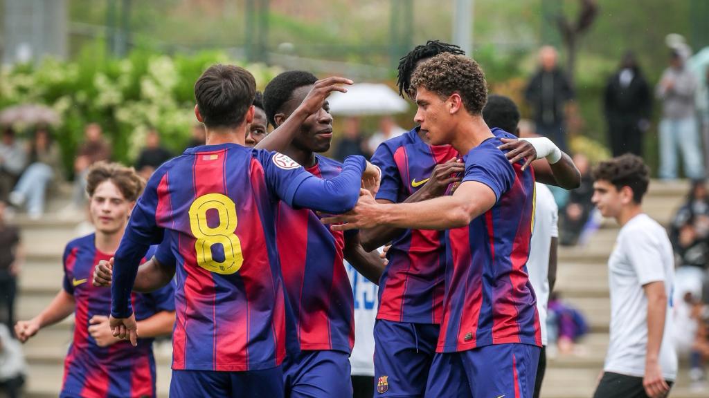 Los jugadores del Juvenil A del Barça felicitan a Hamza Abdelkarim, autor de un 'hat-trick' contra el Montecarlo
