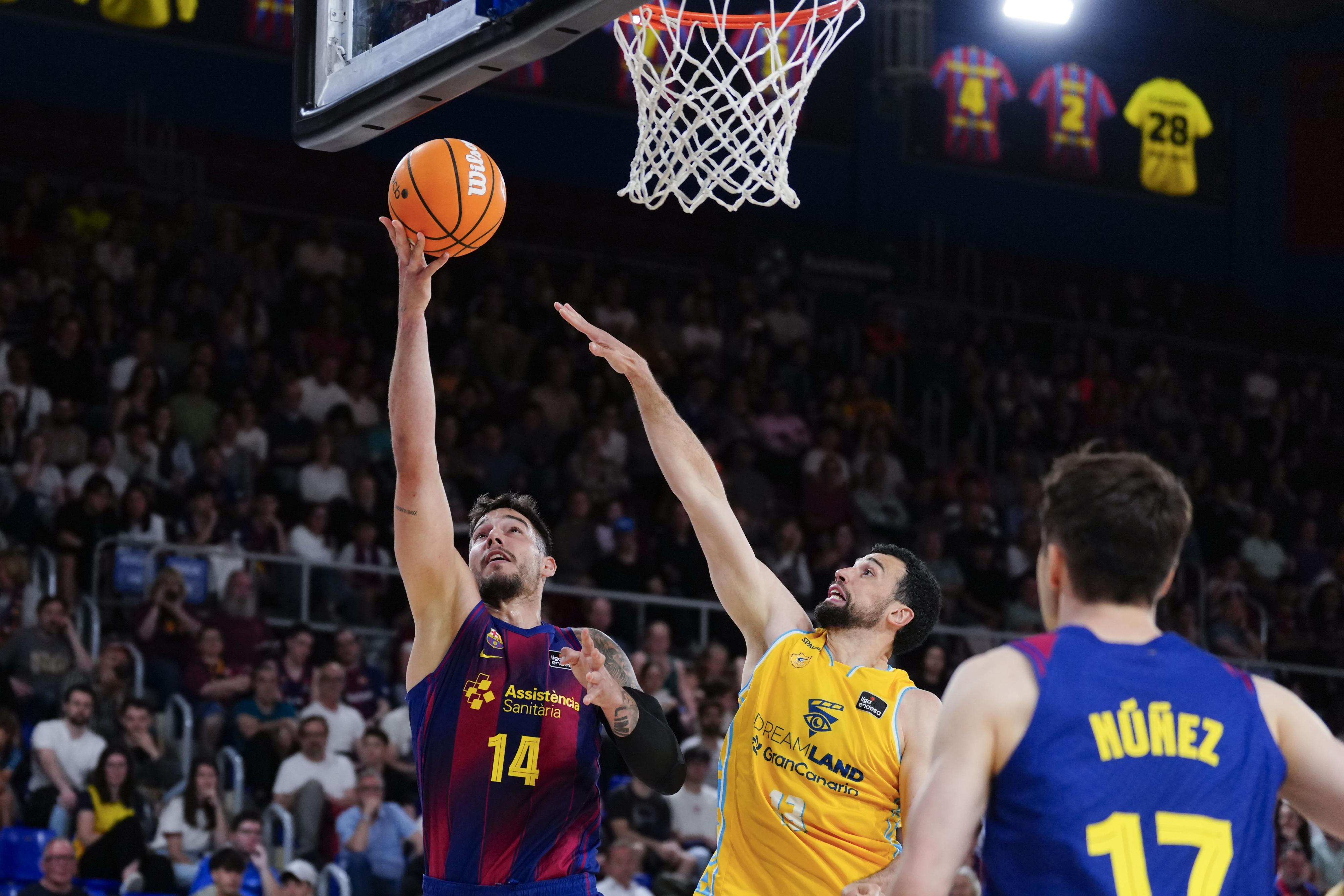 Willy Hernangómez tira sota cistella en el Barça de bàsquet-Gran Canària