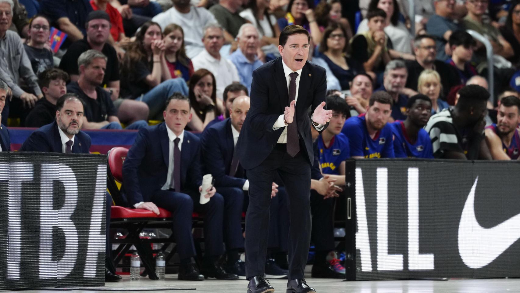 Xavi Pascual da indicaciones a los jugadores en el Barça de basket-Gran Canaria
