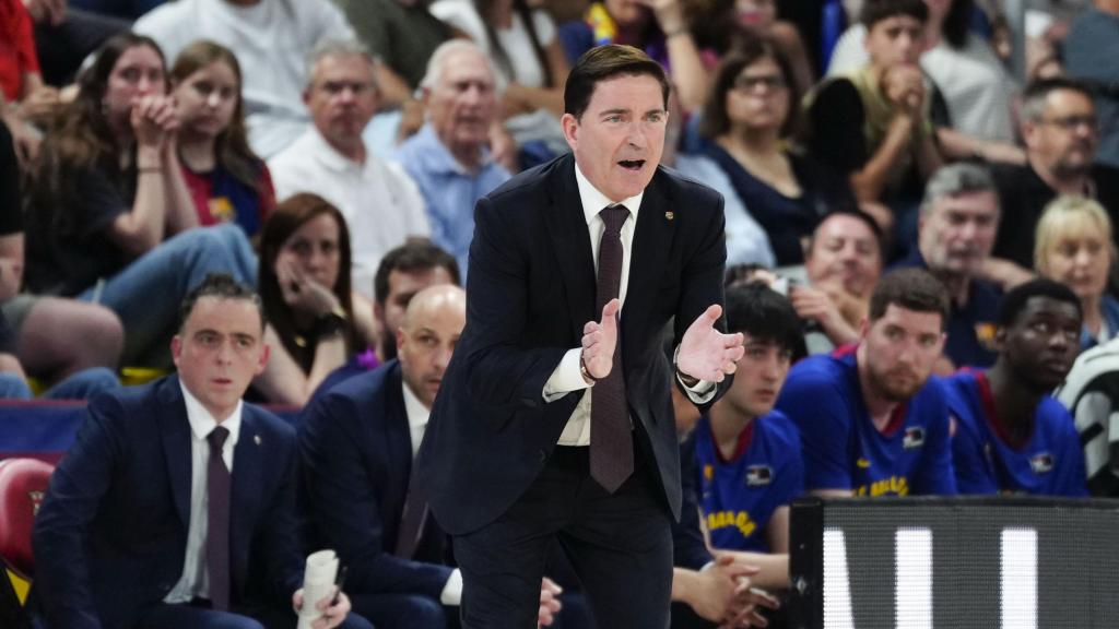 Xavi Pascual da indicaciones a los jugadores en el Barça de basket-Gran Canaria