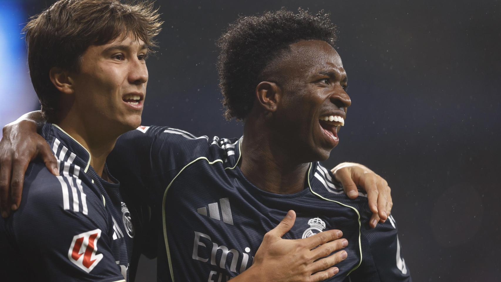 Vinicius Jr celebra con Gonzalo García uno de sus goles en el Espanyol-Real Madrid