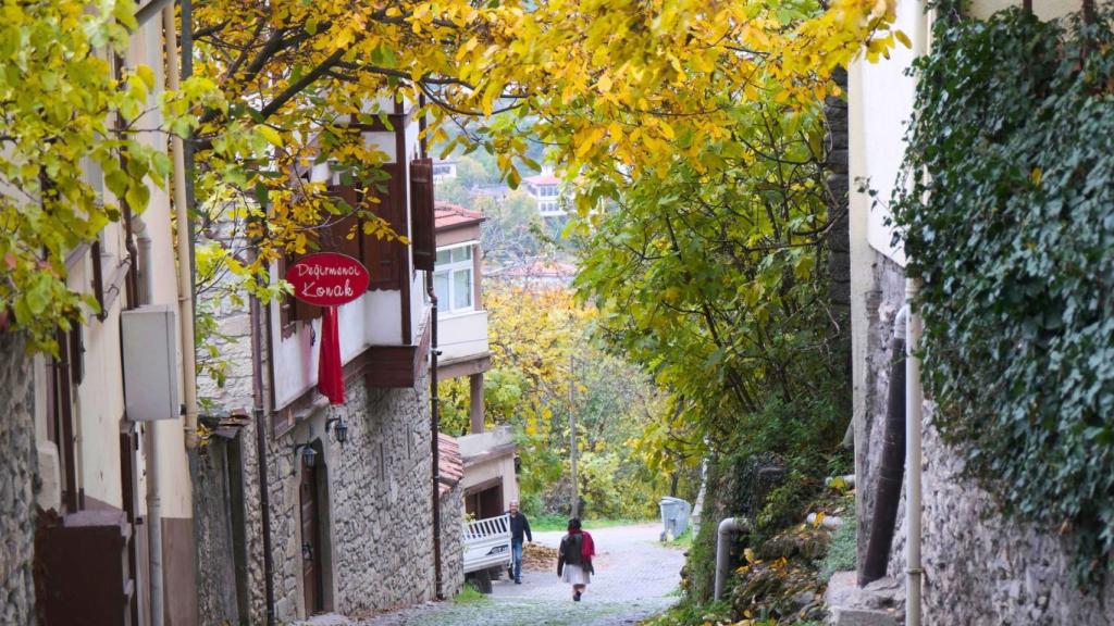 Una mujer camina a pie por Canfranc, un pueblo del Pirineo