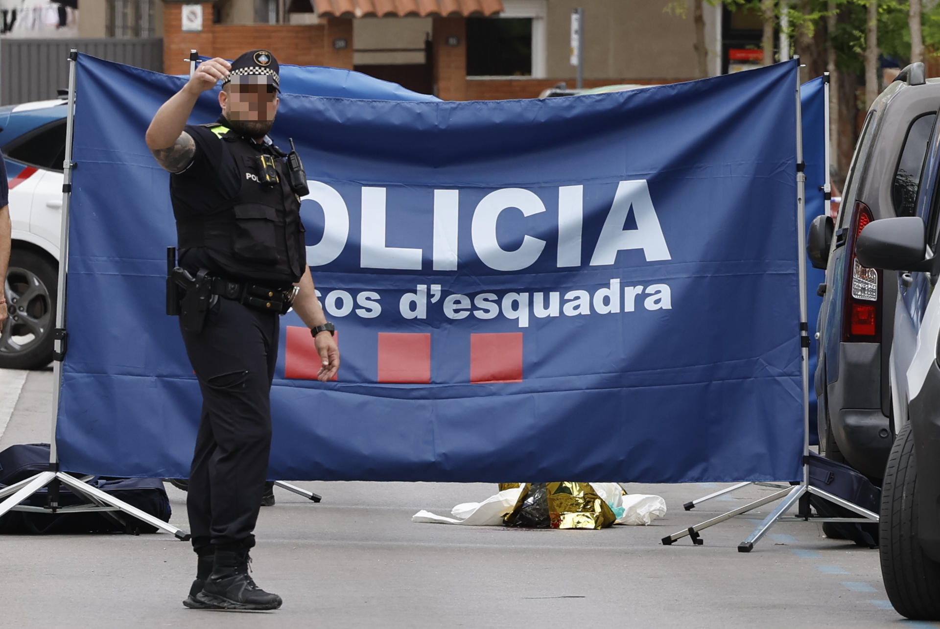 Biombo policial colocado tras el crimen de este sábado en Esplugues de Llobregat