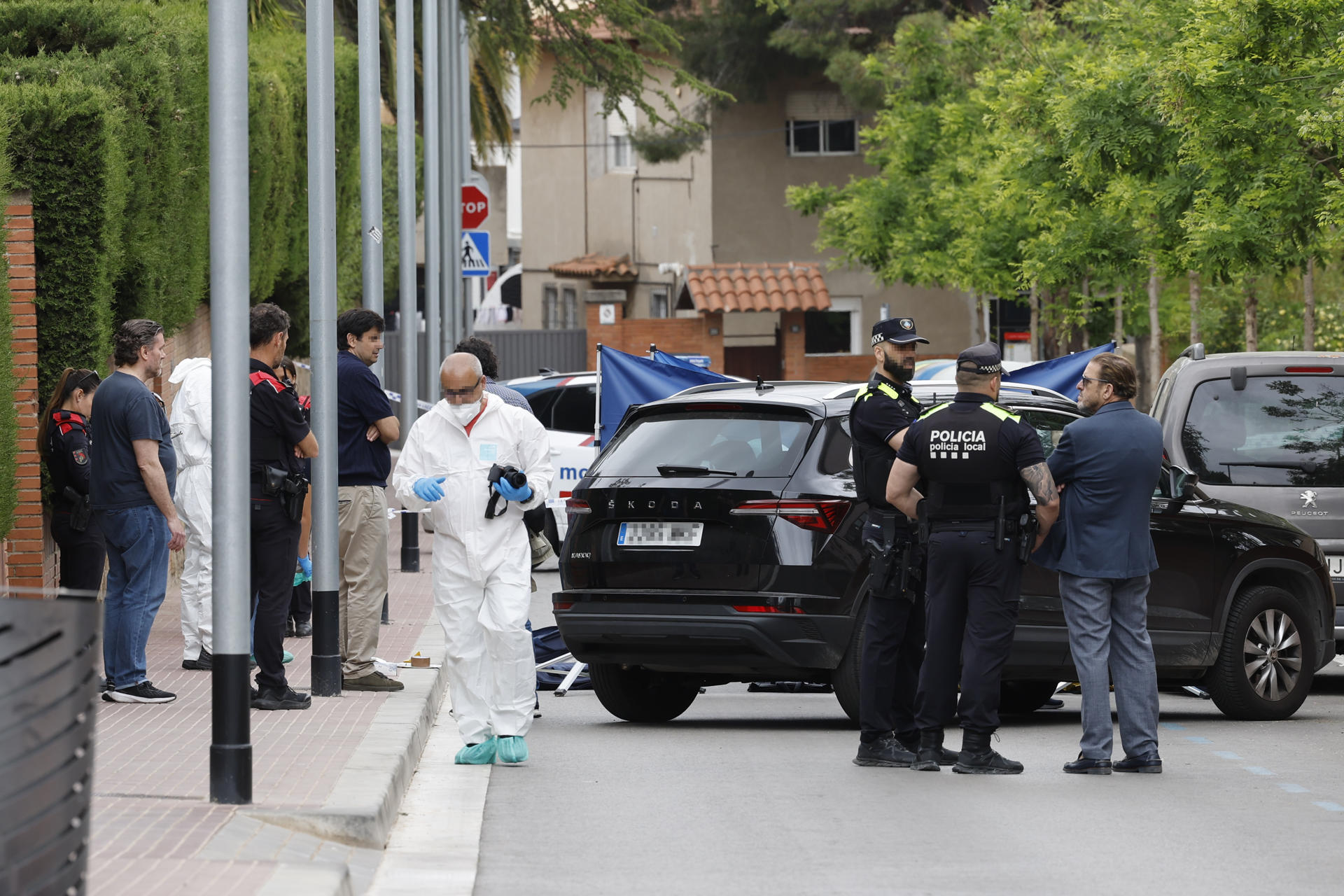Agentes de la Policía Local de Esplugues y de los Mossos d'Esquadra en el lugar del crimen