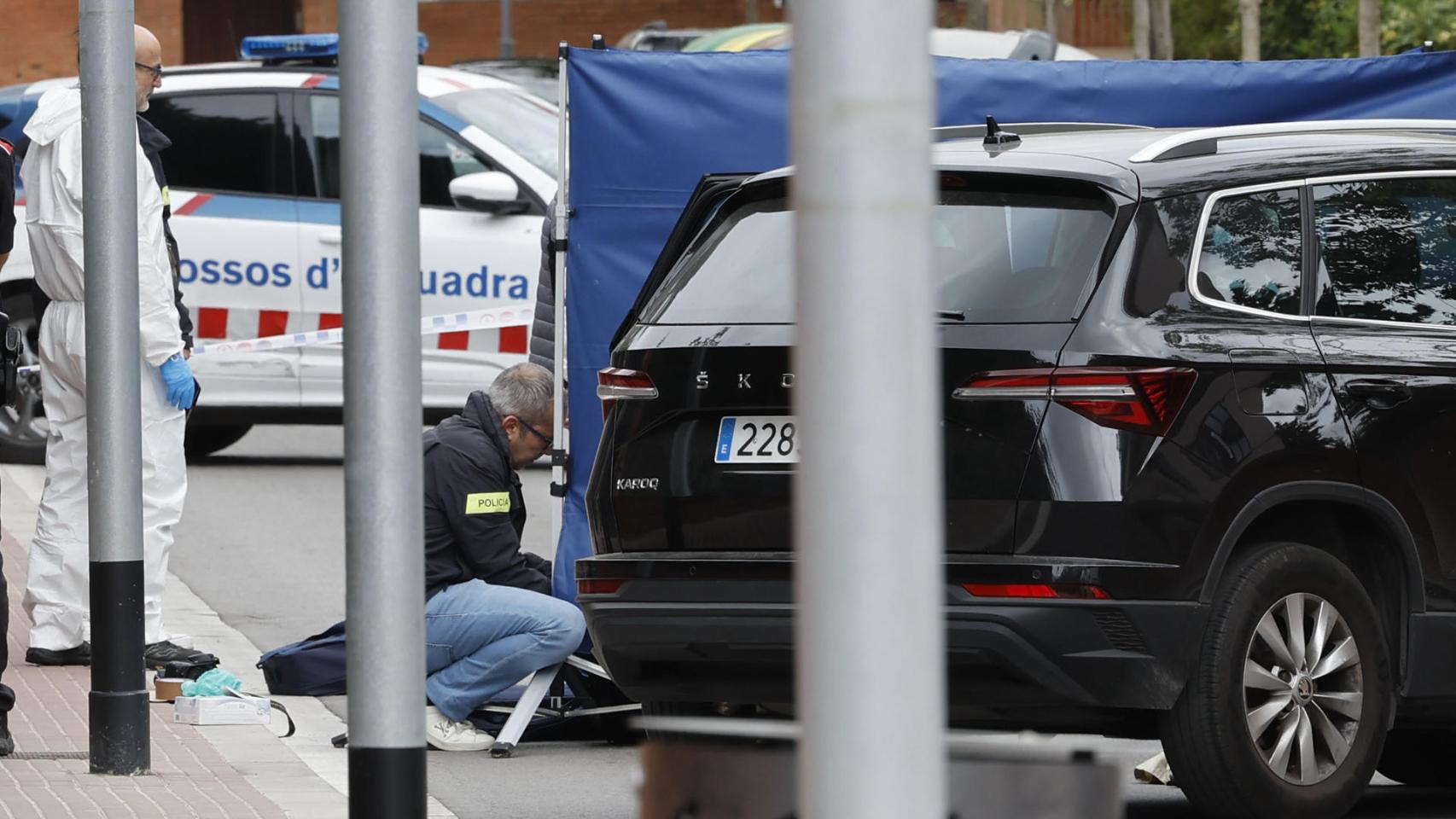 Agentes de la científica de los Mossos en el lugar del crimen de Esplugues